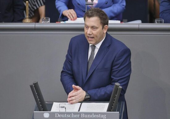 Klingbeil verspricht anhaltend hohe Investitionen