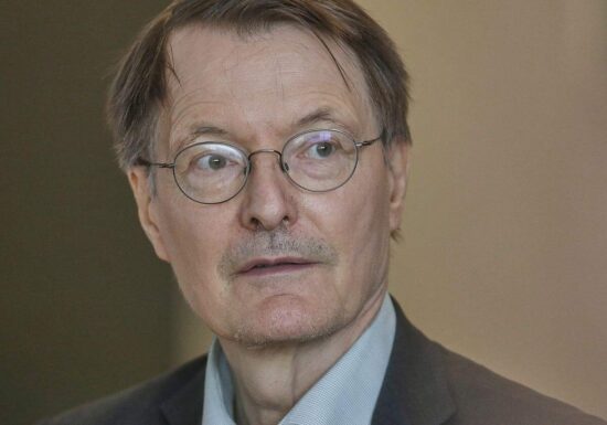Lauterbach kritisiert Unterfinanzierung von ME/CFS-Forschung scharf