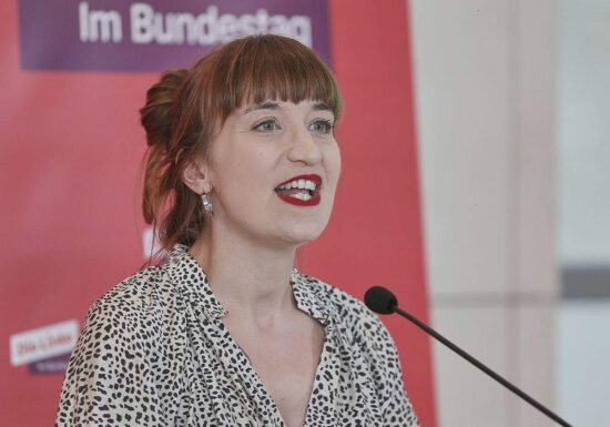 Insa: Linke ziehen mit Grünen gleich