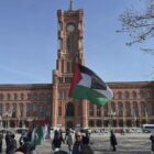 Berliner Linke für palästinensische Flagge vor Rotem Rathaus