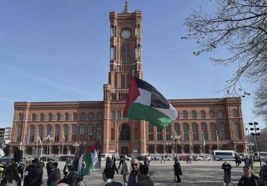 Berliner Linke für palästinensische Flagge vor Rotem Rathaus