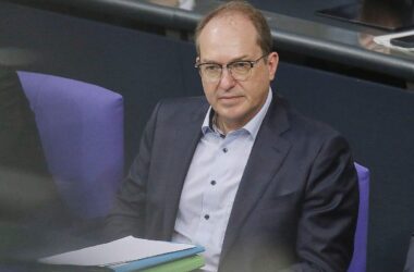 Dobrindt wirft Berlin mangelnde Prüfung bei Einbürgerungen vor