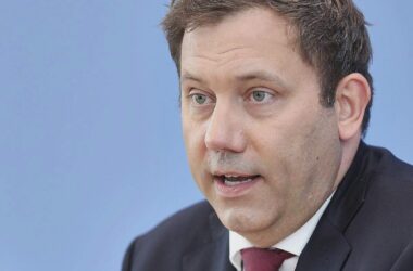 Klingbeil kritisiert Union für Steuerstreit