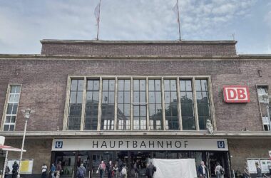 Bahnstrecke nach Brandanschlag bei Düsseldorf wieder befahrbar