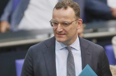 Spahn fordert zwei Milliarden Euro mehr für Pflegeversicherung