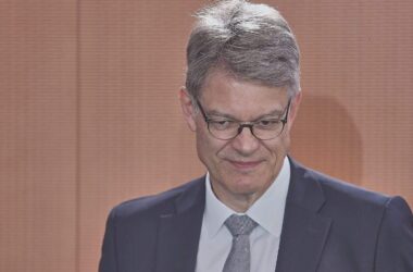 Schnieder will langfristige Lösung für Deutschlandticket finden