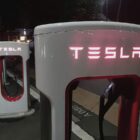 Tesla evakuiert Mitarbeiter nach Brand von Batteriezellen
