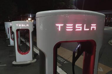 Tesla evakuiert Mitarbeiter nach Brand von Batteriezellen