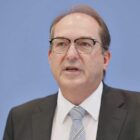 Dobrindt will Selbstbestimmungsrecht vor Missbrauch schützen
