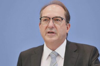 Dobrindt will Selbstbestimmungsrecht vor Missbrauch schützen