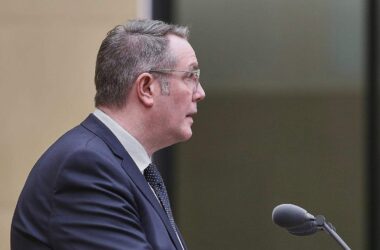 Schweitzer und Neubaur beharren auf einheitlichem Strompreis