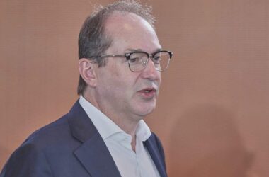 Dobrindt kritisiert Debatte über Kosten von Verbeamtungen