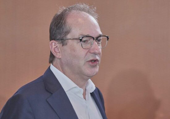 Dobrindt kritisiert Debatte über Kosten von Verbeamtungen