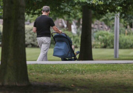 Studie: Väter wollen mehr Zeit mit ihren Kindern verbringen