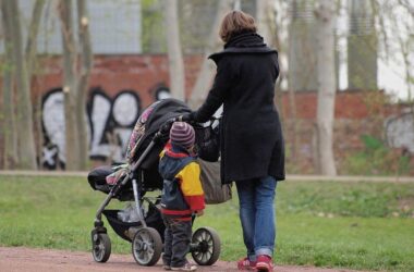 Umfrage: Jedes dritte Elternteil fühlt sich stark belastet