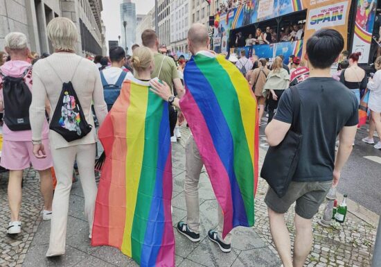 Queerbeauftragte lobt Initiative zum Schutz von LGBTQ im Grundgesetz