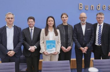 Wirtschaftsinstitute heben Konjunkturprognose minimal an