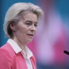 Berichte: Mutmaßlicher Stör-Angriff auf Flugzeug mit von der Leyen