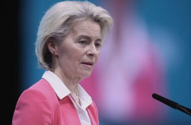 Berichte: Mutmaßlicher Stör-Angriff auf Flugzeug mit von der Leyen