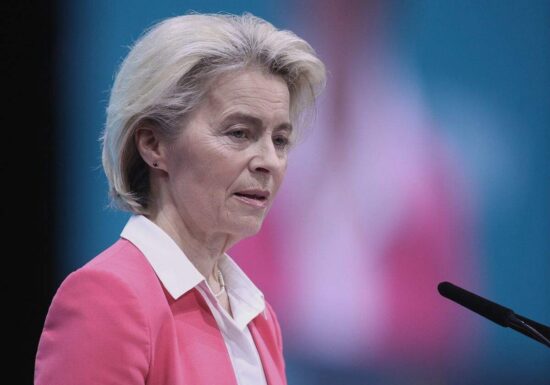 Berichte: Mutmaßlicher Stör-Angriff auf Flugzeug mit von der Leyen