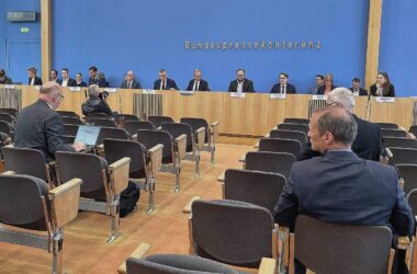 Bundesregierung blickt unbesorgt auf Vertrauensfrage in Paris