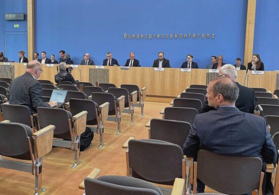 Bundesregierung blickt unbesorgt auf Vertrauensfrage in Paris