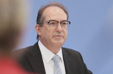 Dobrindt attackiert AfD: "Sie heizt die Stimmung an"