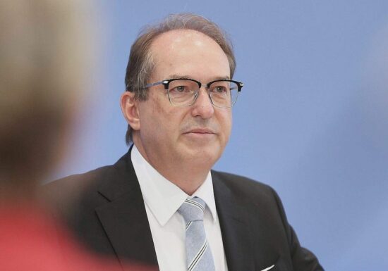 Dobrindt attackiert AfD: "Sie heizt die Stimmung an"