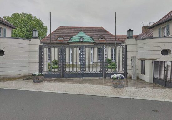 Polizeieinsatz wegen umstrittenem Influencer an Potsdamer Villa