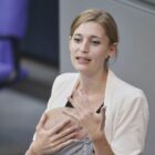 Grünen-Angeordnete hält Rede mit Baby im Bundestag