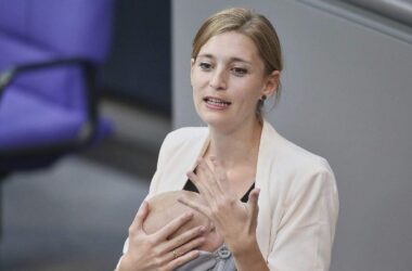 Grünen-Angeordnete hält Rede mit Baby im Bundestag