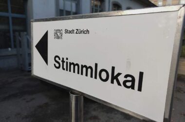 Schweizer stimmen knapp für elektronische ID