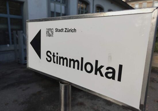 Schweizer stimmen knapp für elektronische ID