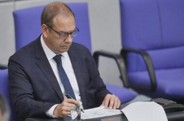 Otte wirft Russland "kriegsähnliche Handlungen" gegen Nato vor