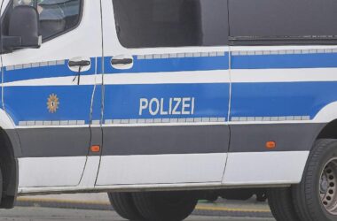 Auto fährt in Berlin-Wedding in Kindergruppe