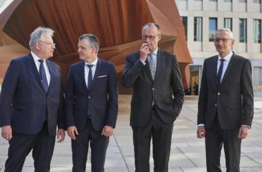 Bundeskanzler beim BND: Täglich Angriffe auf Infrastruktur