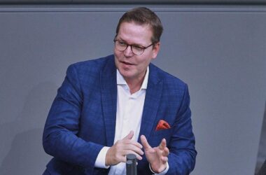 Staatssekretär für Einführung von günstigen Basistarifen in GKV