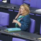 Prien lässt Förderprogramm "Demokratie leben" umbauen