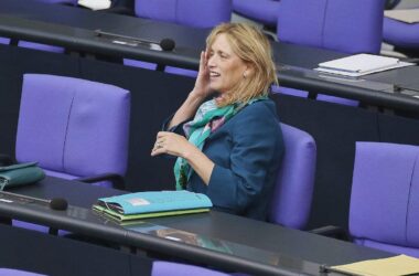 Prien lässt Förderprogramm "Demokratie leben" umbauen