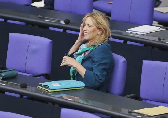 Prien lässt Förderprogramm "Demokratie leben" umbauen