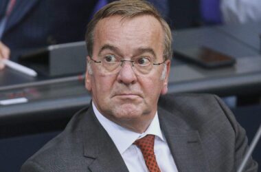 Verteidigungsminister warnt vor Krieg im Weltraum