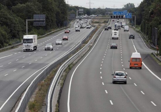 Pkw-Fahrleistung privater Haushalte leicht gestiegen