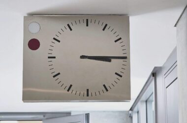 Uhren auf Normalzeit umgestellt