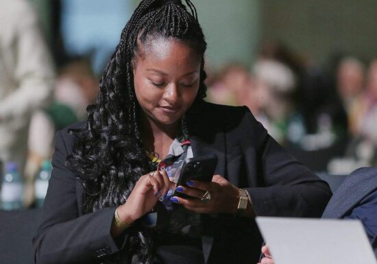 Aminata Touré nutzt Kleidung als "Panzer"