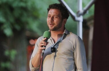 Grünen-Chef Banaszak unterstützt Stahl-Plan der SPD