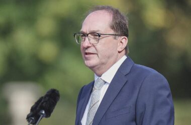Dobrindt will neuen Anlauf für Asylzentren in Drittstaaten