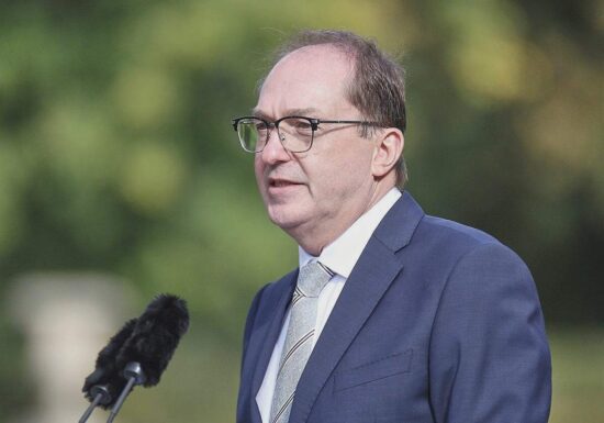 Dobrindt will neuen Anlauf für Asylzentren in Drittstaaten