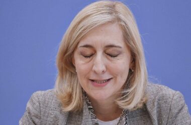 Gesundheitsministerin glaubt an stabile Kassenzusatzbeiträge 2026