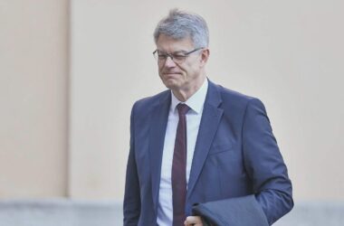 Schnieder geht wieder in die Öffentlichkeit
