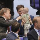 Babys im Bundestag: Klöckner will Abgeordneten mit Kind helfen
